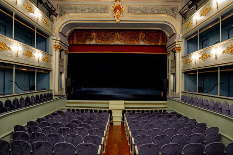 escena de un teatro vacio y apagado