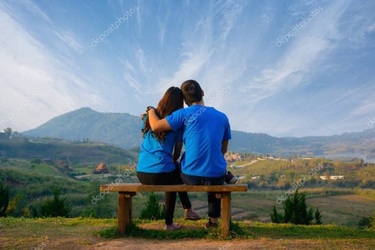 escena romantica de una pareja abrazada