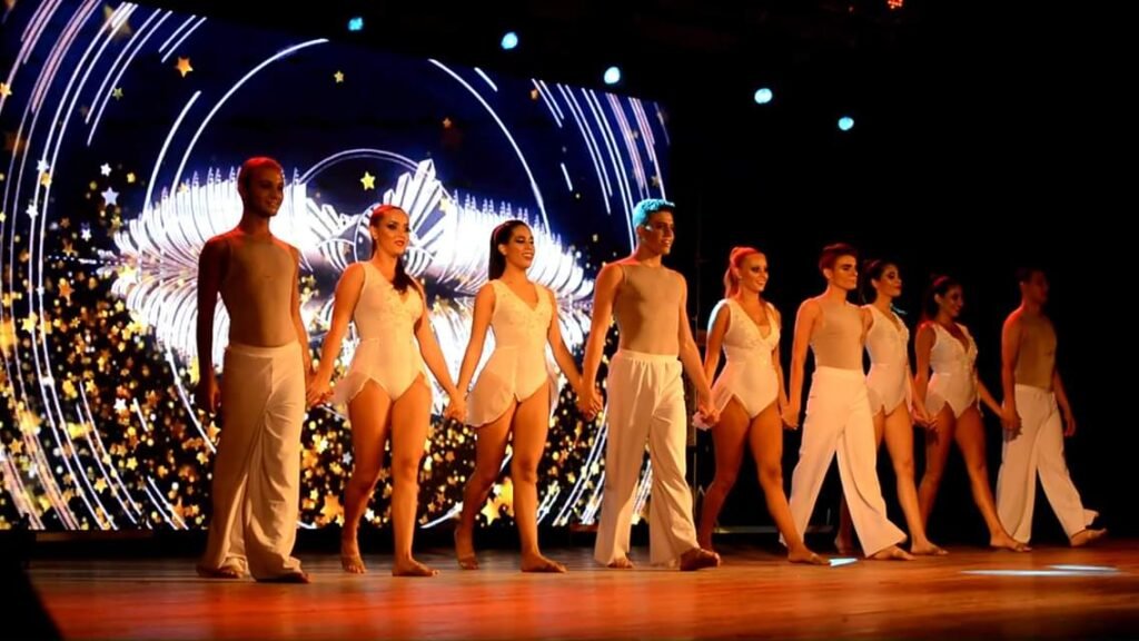 Qué obras de teatro se presentan en Carlos Paz este fin de semana 1 escenario de teatro iluminado en carlos paz