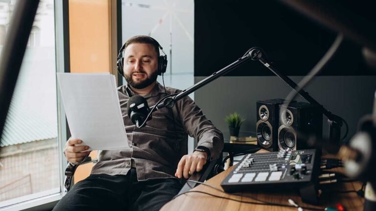 escucha activa en un estudio de radio