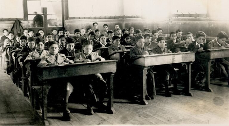 escuela antigua con estudiantes aprendiendo