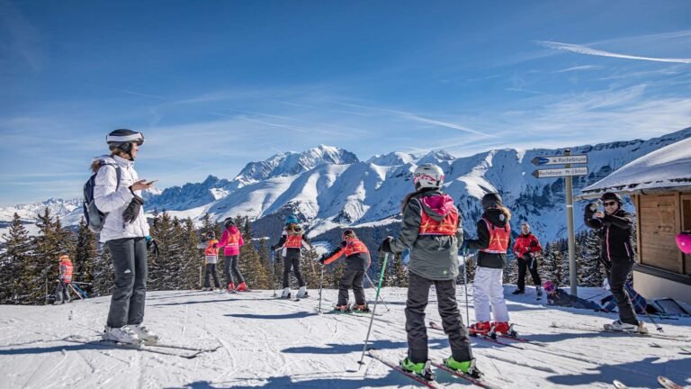 Qué actividades ofrece el Centro de Ski El Bolsón en la temporada de nieve 7 esquiadores disfrutando en el centro de ski
