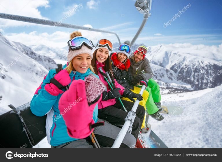 esquiadores disfrutando en la montana