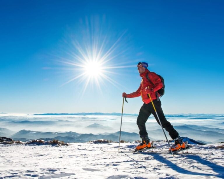 esquis en la nieve junto a montanas