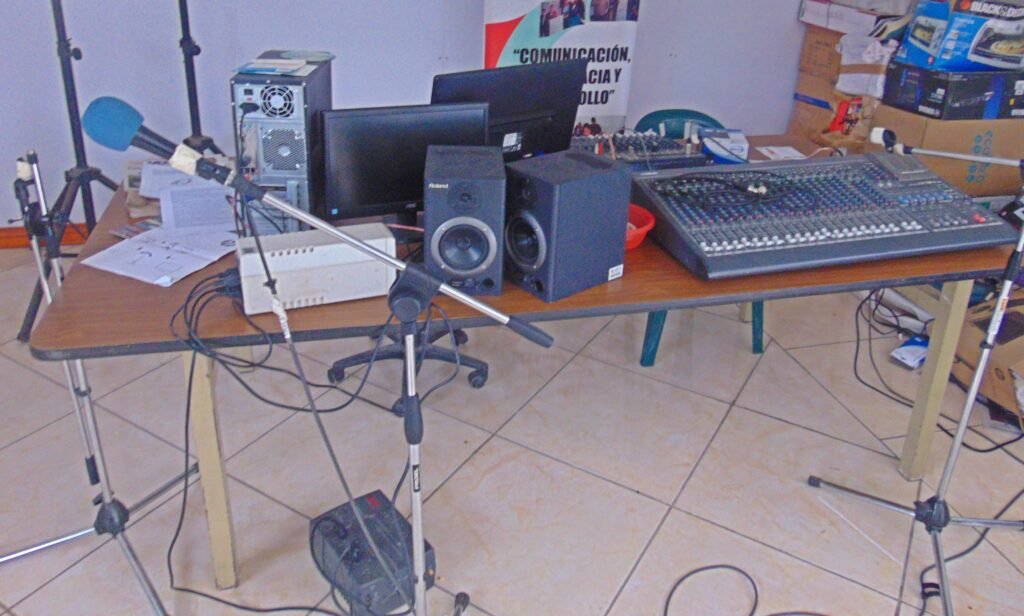 Qué es la Radio Libre de Sierra Grande y qué programas ofrece 1 estacion de radio comunitaria en accion