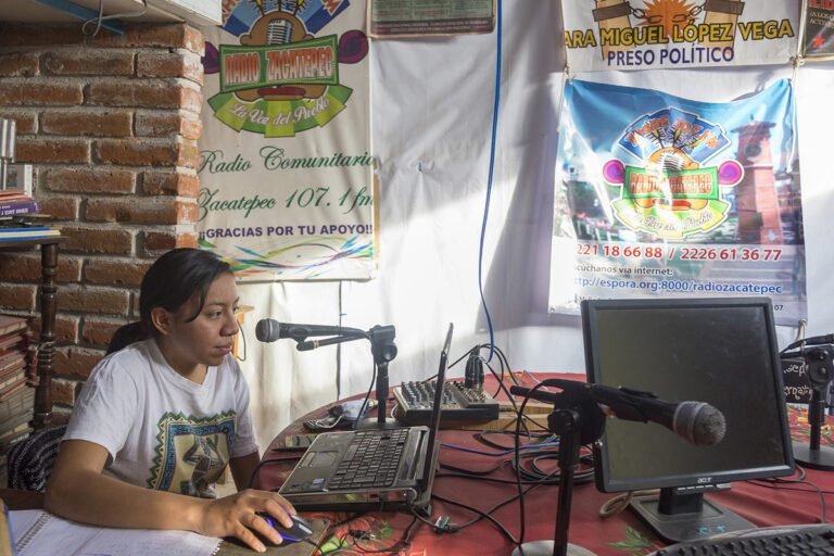 estacion de radio en un entorno comunitario