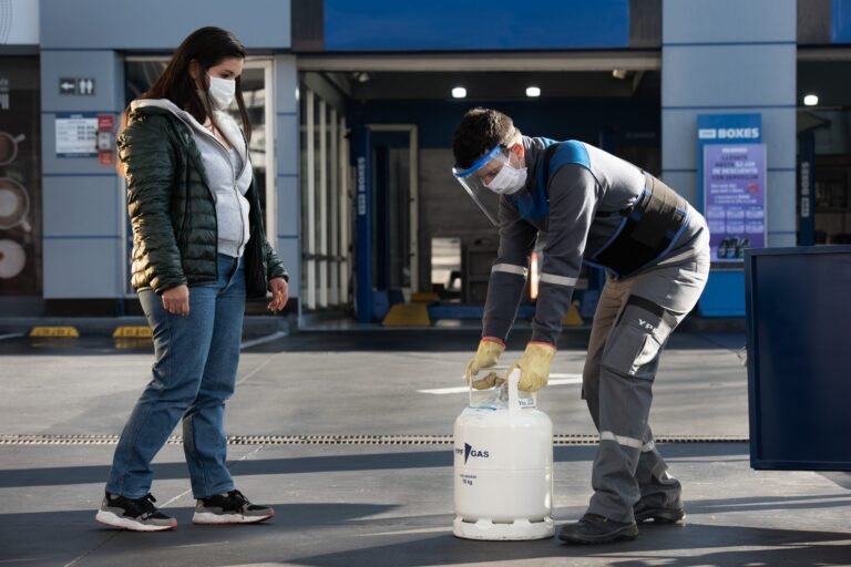 estacion de servicio con garrafas de gas