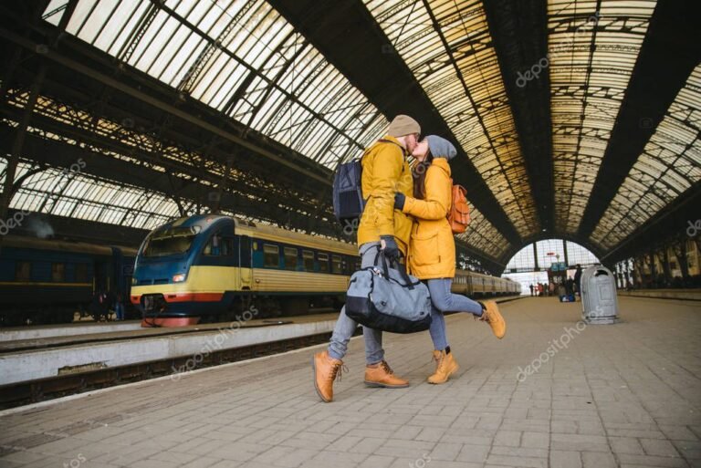 estacion de tren con pasajeros felices
