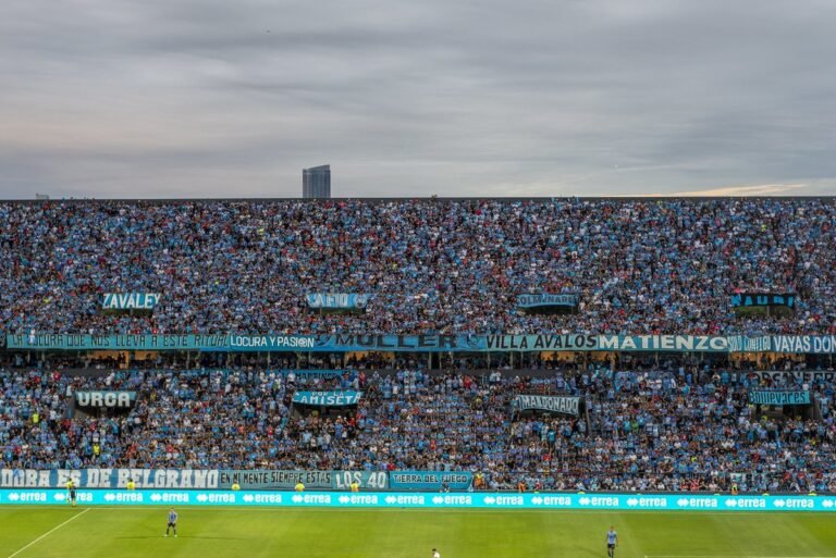 estadio de central cordoba lleno de aficionados
