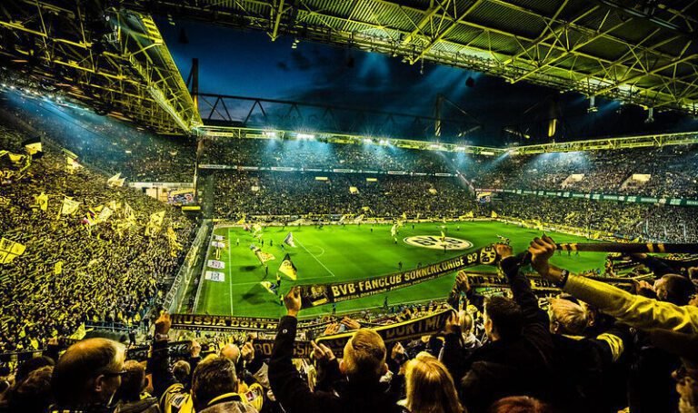 estadio de futbol con aficion apasionada