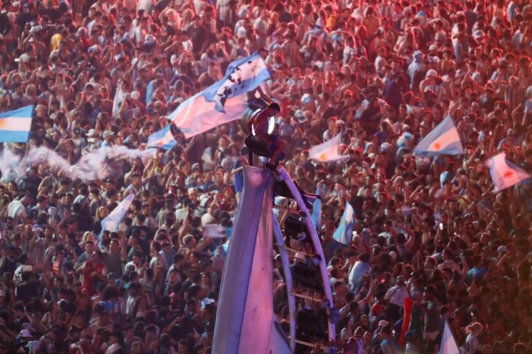 estadio lleno con banderas de argentina y francia