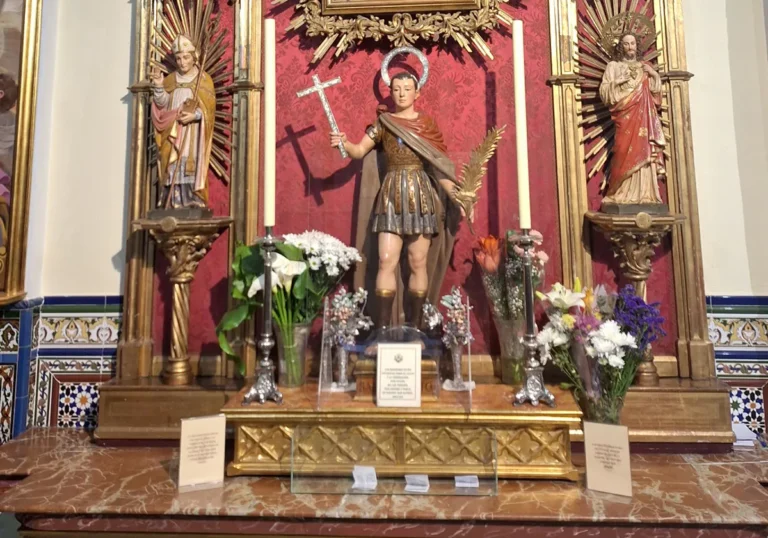 estatua de san expedito en un altar 1