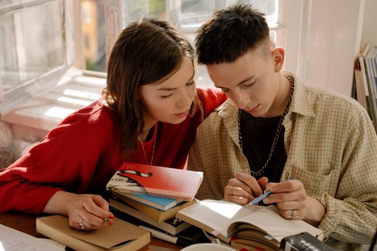estudiante aprendiendo idiomas con libros