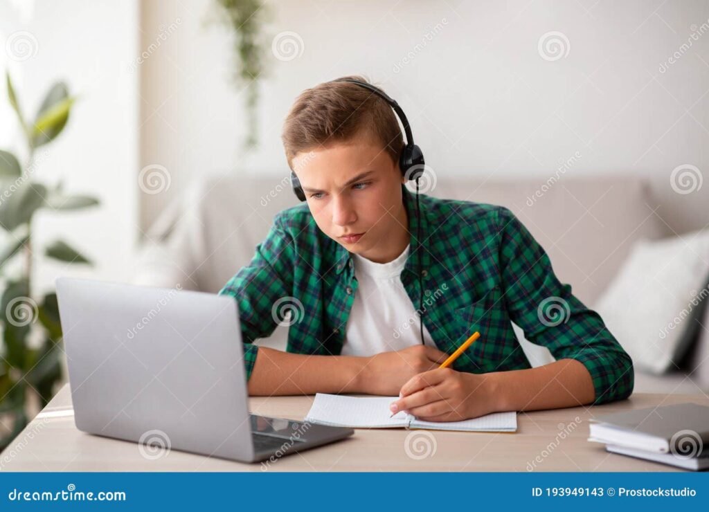 estudiante concentrado estudiando en casa