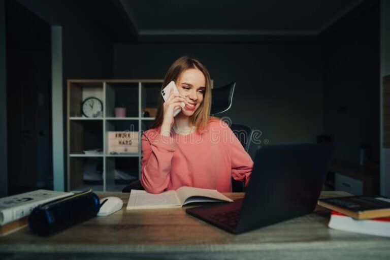 estudiante en casa con libros y laptop