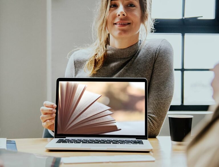 estudiante en laptop con libros abiertos