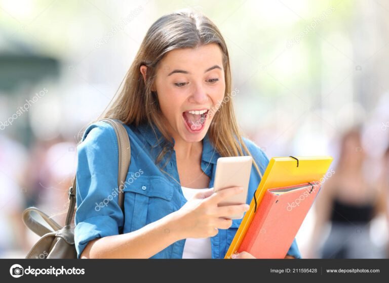estudiante feliz recibiendo buenas noticias