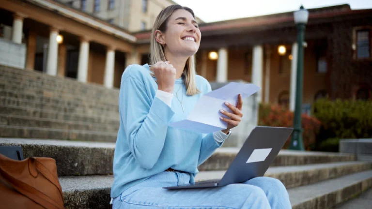 estudiante feliz recibiendo una beca