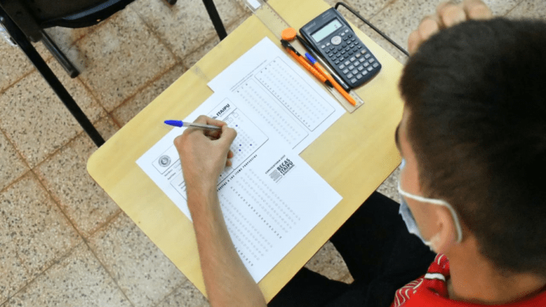 estudiante revisando documentos de becas