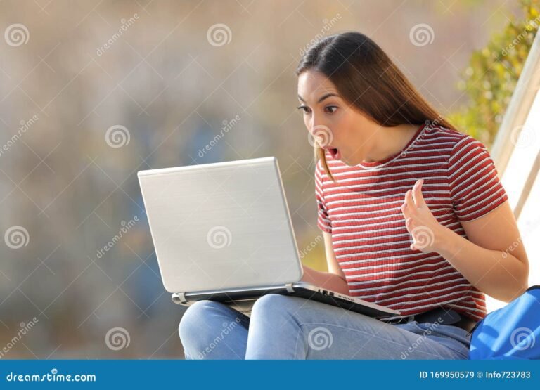 estudiante revisando una computadora portatil
