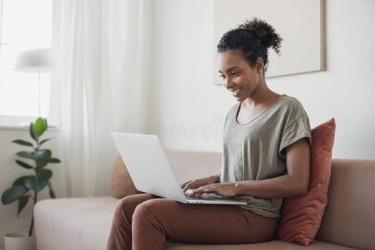estudiante usando una computadora en casa