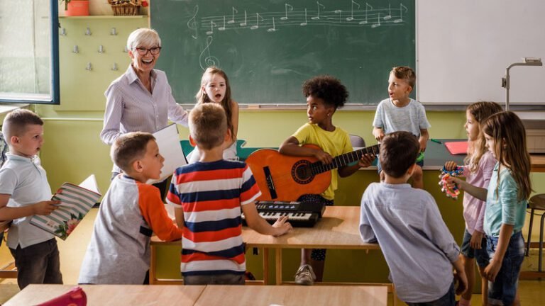 estudiantes aprendiendo musica en clase