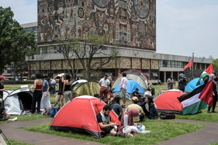 estudiantes bajo un sol abrasador
