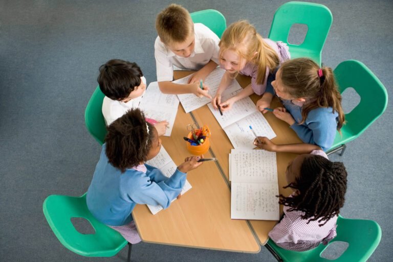 estudiantes colaborando en un proyecto escolar