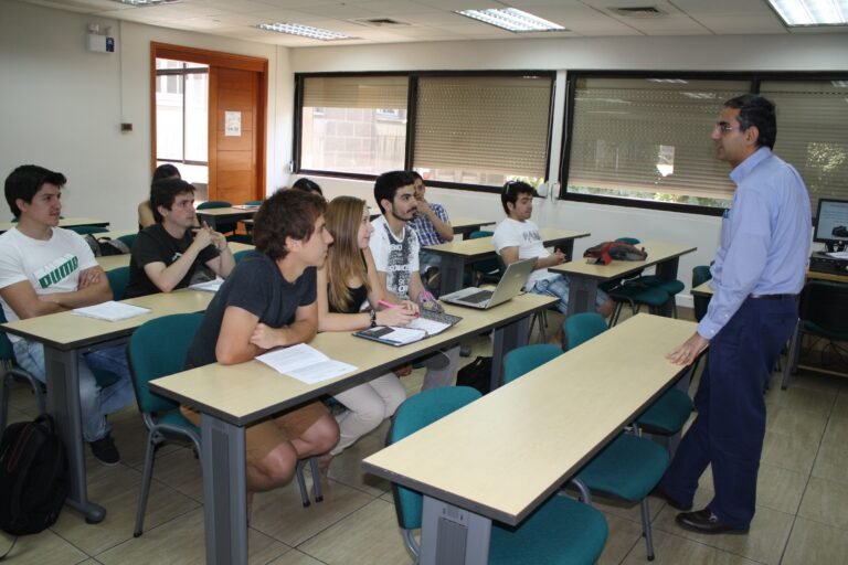 estudiantes en aula tomando un curso