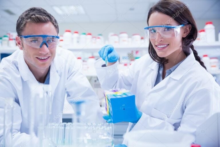 estudiantes en laboratorio tecnico trabajando juntos