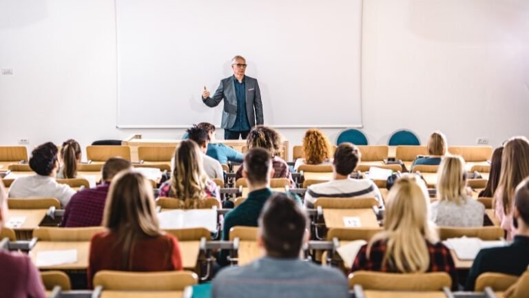 estudiantes en una clase de derecho