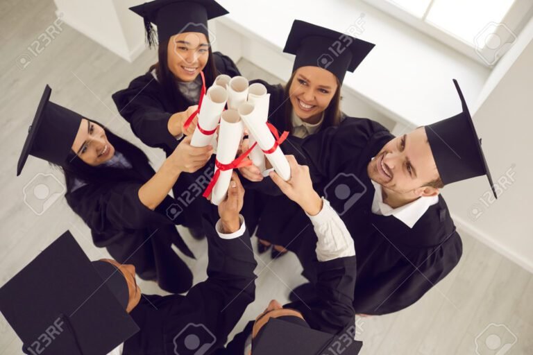 estudiantes exitosos en una graduacion