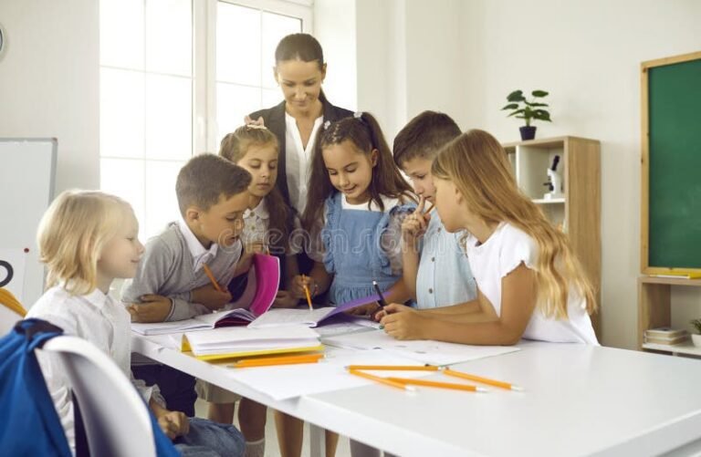 estudiantes felices en aula moderna