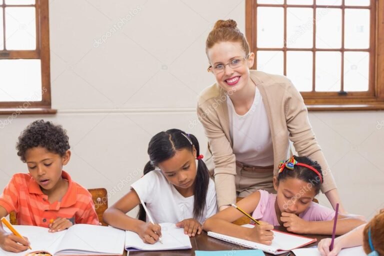 estudiantes felices recibiendo ayuda escolar