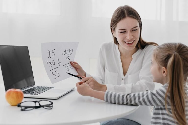 estudiantes recibiendo apoyo educativo 1