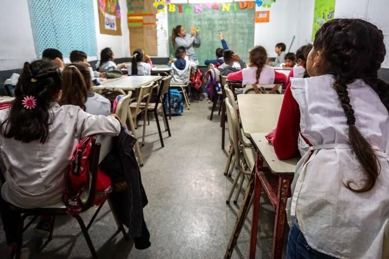 estudiantes recibiendo apoyo educativo en argentina