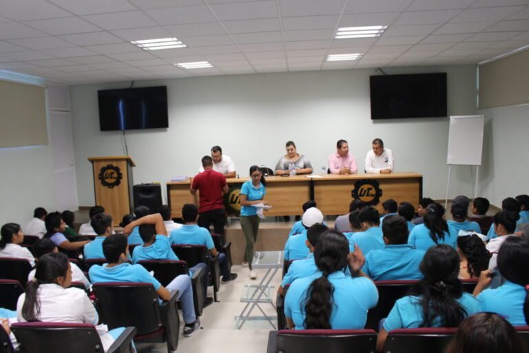 estudiantes recibiendo becas en un aula