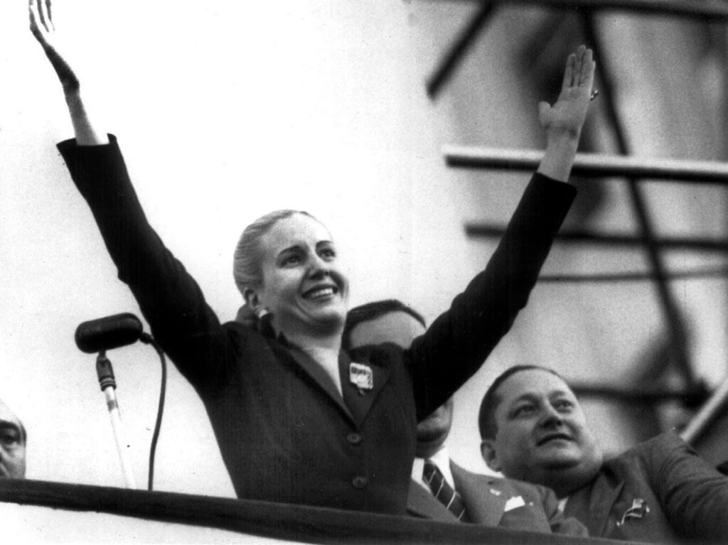 Cómo logró Eva Perón la implementación del voto femenino en Argentina 1 eva peron en un mitin politico historico