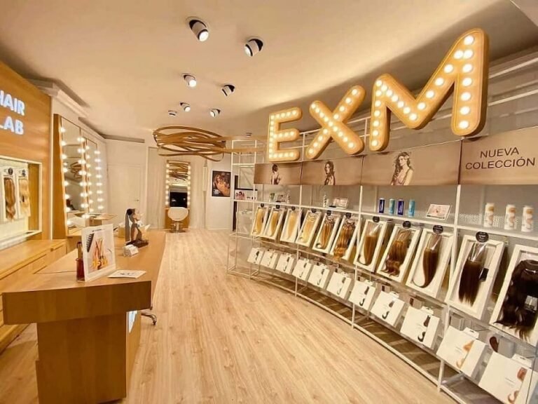 extensiones de pelo en una tienda de belleza