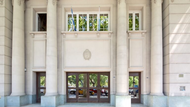 fachada del teatro independencia iluminada