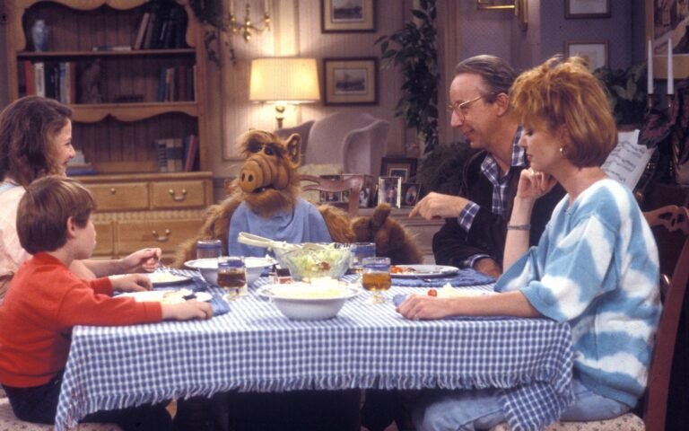 Quiénes eran los personajes que estaban dentro de Alf en la serie 9 familia de alf en su hogar