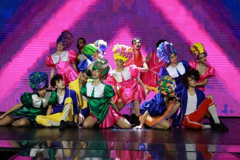 familia de artistas en un escenario vibrante