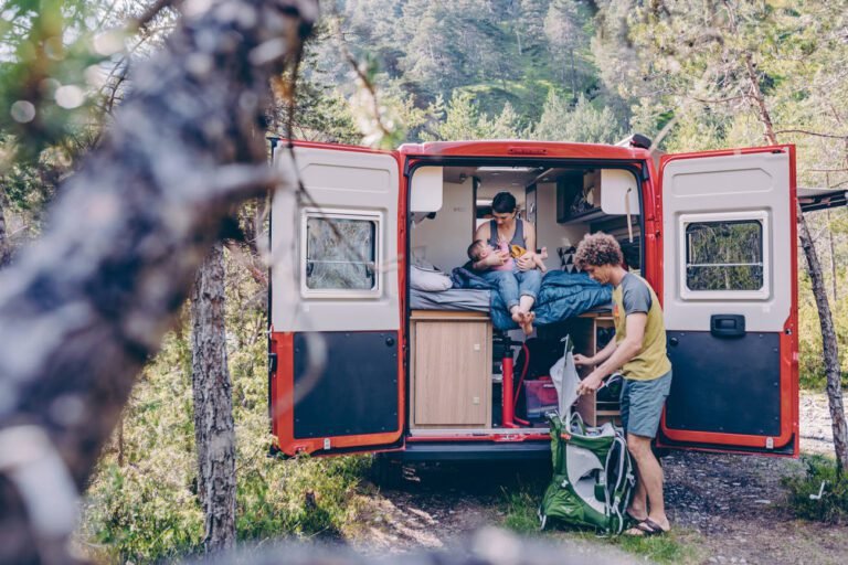 familia disfrutando de un camper en naturaleza