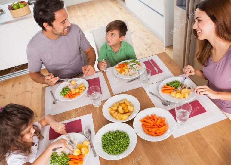 familia disfrutando de una comida saludable