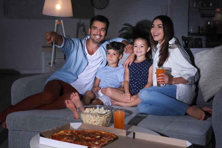 familia disfrutando de una noche de series
