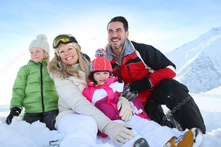 familia disfrutando en la nieve con trajes