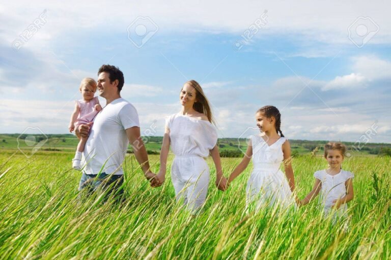 familia feliz con ninos al aire libre