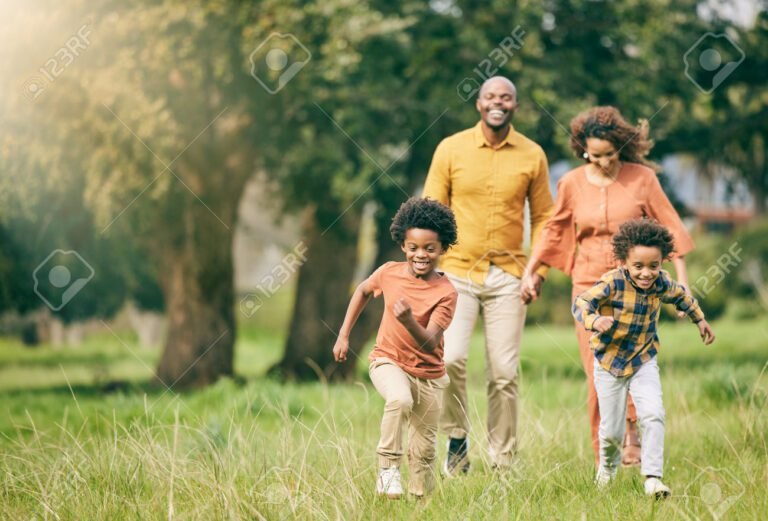 Cristian Castro tiene hijos y cuántos son en total 17 familia feliz con ninos en un parque 3