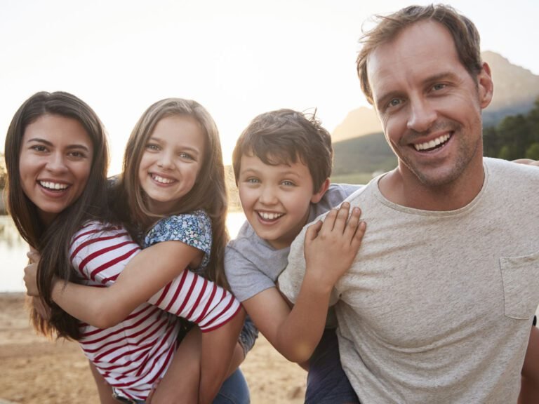 familia feliz con varios ninos