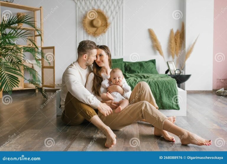 familia feliz en un hogar acogedor